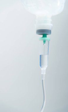 Serum sıvısı hastanede asılı.