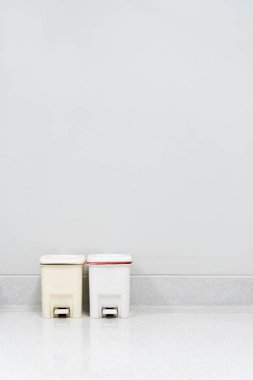 Yerde çimento arkaplan, temizlik ve geri dönüşüm kavramına sahip plastik torba.