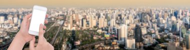 Bir telefon bulanıklık Bangkok şehir manzaralı, Thailan üzerinde tutarak el