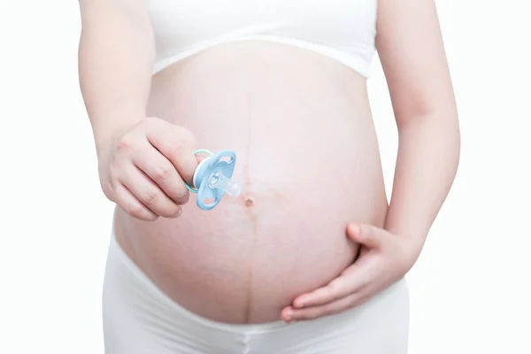 Mujer Embarazada Mostrar Chupete Para Feto Sobre Fondo Blanco — Foto de Stock