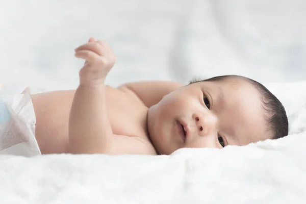 Liten Asiatisk Nyfödd Pojke Dagar Liggande Säng Sover Med Mjuk — Stockfoto
