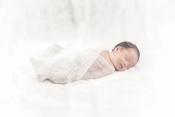 Lilla Asiatiska Nyfödda Pojke Dagar Liggande Säng Sover Med Mjuk — Stockfoto