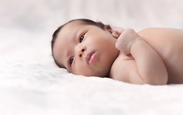 Söt Baby Barn Ligger Sängen Med Vit Filt — Stockfoto