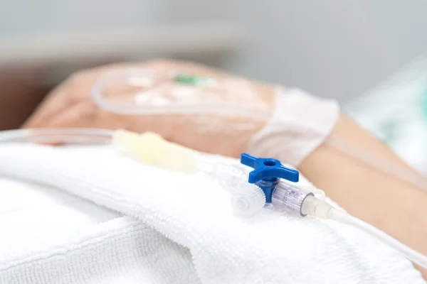 Close-up-IV-Nadel auf Patient im Krankenhaus Stockbild