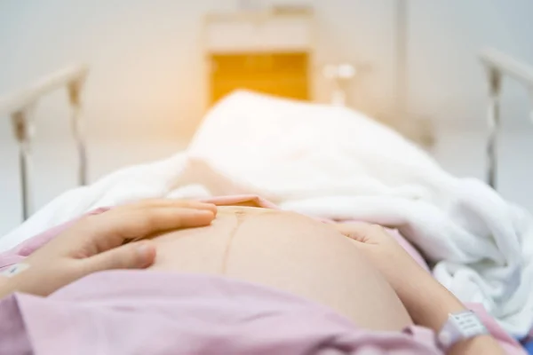 Närbild av gravid kvinna i förlossningsrummet Stockbild