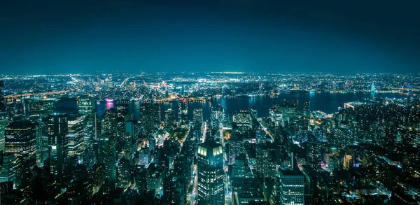 Vista aérea de Nova York Manhattan à noite — Fotografia de Stock