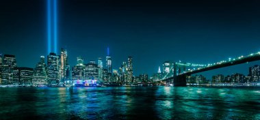 Brooklyn 'den gece görünen Manhattan silueti. Aydınlık Haraç