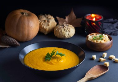 Siyah bir tabakta sunulan kabak kreması, kırsal atmosfer..