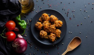 Domates kızartmalı ev yapımı etli börek.