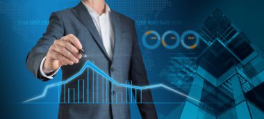 İşadamı, konut sektöründeki büyüme eğilimini kalemle işaretliyor..