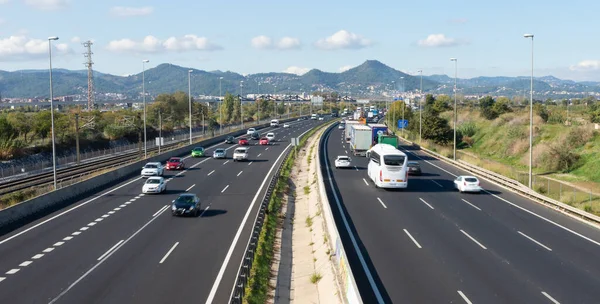 Snelweg in spits met voertuigen in beide richtingen — Stockfoto