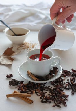 Çay veya aşılama için kurutulmuş amber yaprağı, tarçın çubukları ve kahverengi şeker