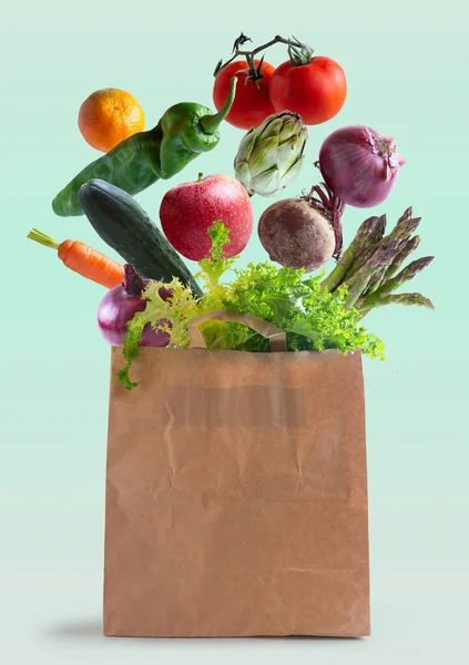 Sebzeler geri dönüştürülmüş kağıt torbada uçuyor.