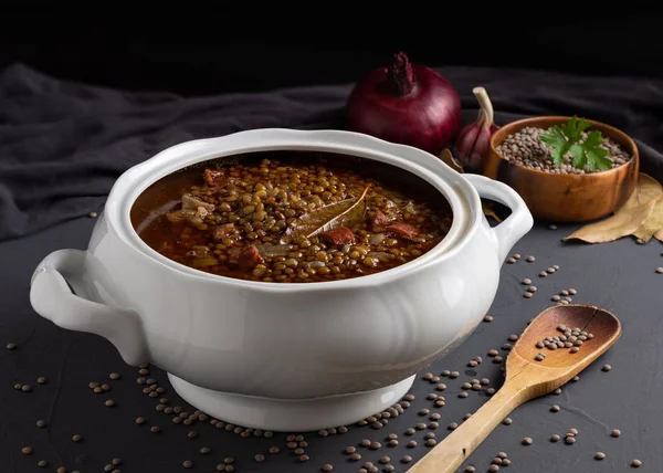 Siyah arka planda ev yapımı mercimek