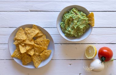 Guacamole nachos ve guacamole malzemesi, zenith view