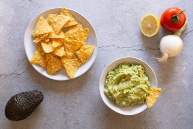 Guacamole nachos ve guacamole malzemesi.