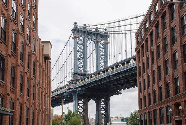 Манхеттенський міст з Дамбо, Бруклін — стокове фото
