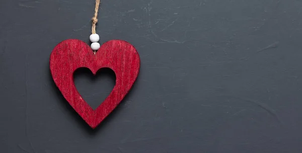 Corazón para San Valentín, corazón rojo de madera sobre fondo de madera — Foto de Stock