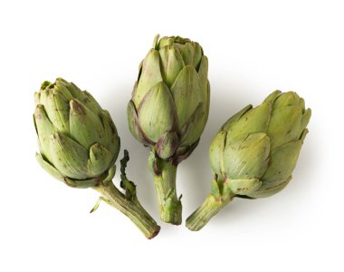 Beyaz arka planda üç taze enginar. resim