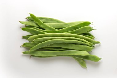 Beyaz arka planda taze taze fasulyeler. resim