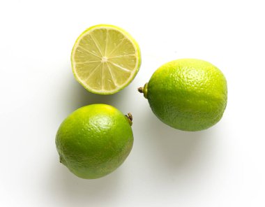 Beyaz arka planda üç taze limon. resim