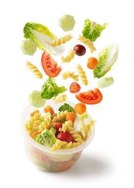 Makarna salatası iş yerinde yemek için saklama kabında uçuyor.