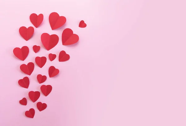 Brote de corazones rojos sobre fondo rosa, con espacio para la copia — Foto de Stock