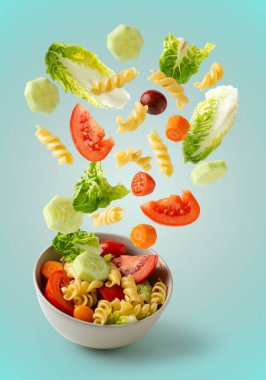 Makarna salatası işteki yemekler için cesurca uçuyor.