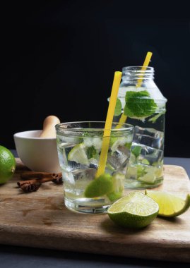 Limonlu ve doğranmış buzlu Cachaca caipirinha, kopyalamak için yer