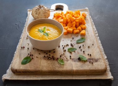 Balkabağı kremi, dilimlenmiş balkabağı malzemesi, kırsal arka plan.