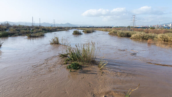 Затопленная река, наводнения в городе, изменение климата
