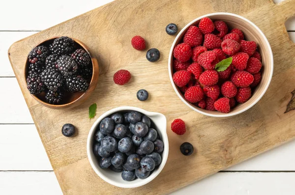 Three bowls with wild berries, raspberry, blueberries, blackberries, zenith view — ストック写真
