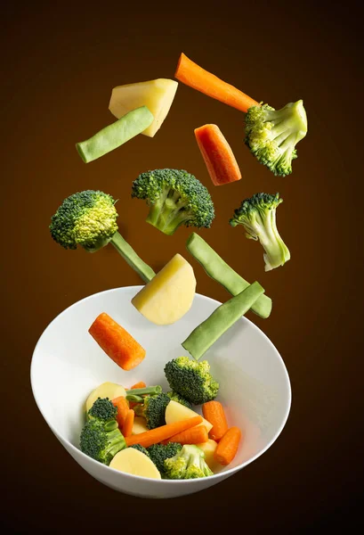 Vegetais Cozidos Voando Sobre Fundo Preto Feijão Verde Brócolis Batata — Fotografia de Stock