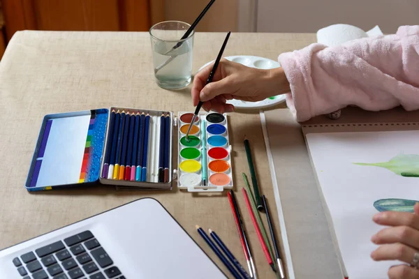 Painting with watercolors at home, entertainment against the confinement of the Coranavirus
