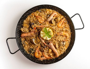 Beyaz arka planlı deniz ürünleri paella 'sı, genel görünüm