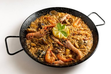 Beyaz arka planlı İspanyol deniz ürünleri paella 'sı