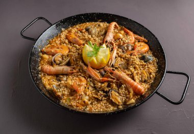 Koyu renkli İspanyol deniz ürünleri paella - görüntü
