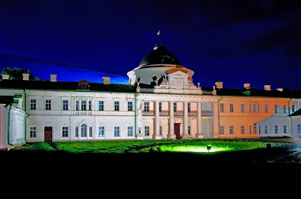 Le palais dans le domaine Kachanovka vue de la nuit — Photo