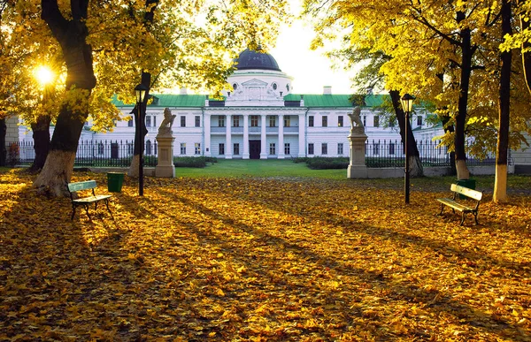 El palacio en la propiedad Kachanovka Chernigov región Ucrania — Foto de Stock