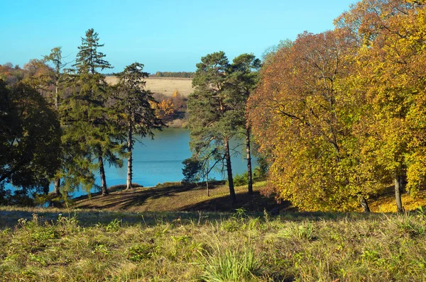 Landscape Park estate of Kachanovka autumn on a sunny day — Stock Photo, Image