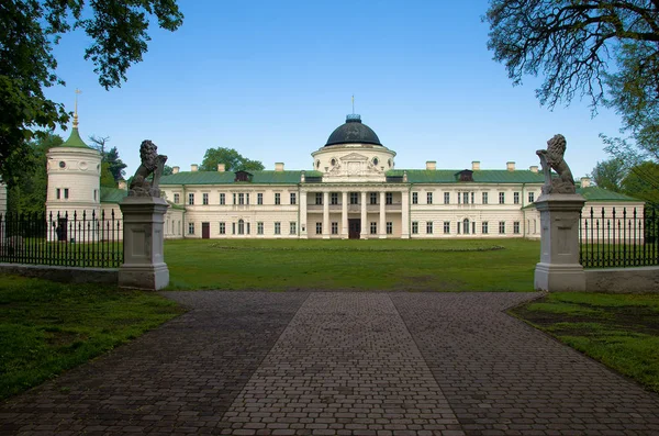 The palace in the estate Kachanovka  Chernigov region Ukraine — Stock Photo, Image