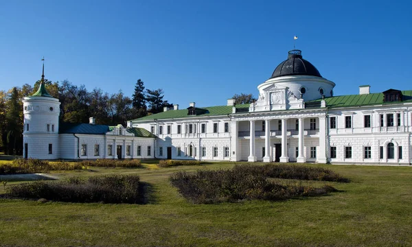 Palacio fragmento de fachada en la finca Kachanovka Chernigov regio — Foto de Stock