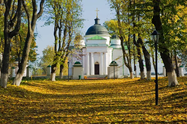 Церковь в усадьбе Качановка Черниговской области Украина — стоковое фото