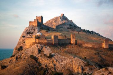 Eski kale deniz üzerinde