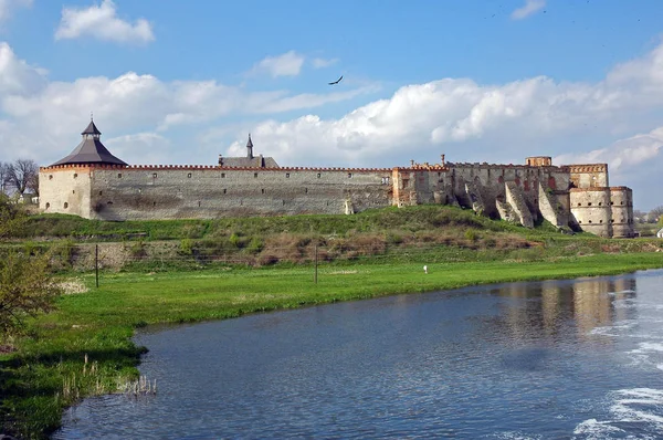 Oude burcht boven rivier — Stockfoto