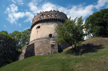 Mavi gökyüzünün altında tarihi kalesinin Kulesi