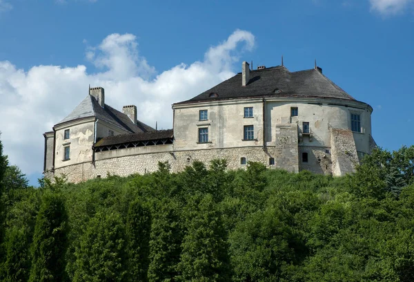 Vista al antiguo castillo en un día soleado — Foto de Stock