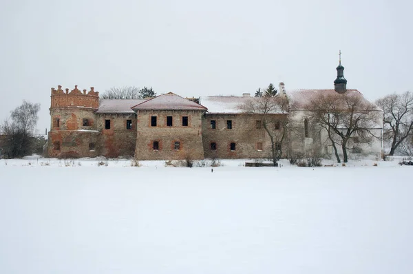 View of the old castle in the winter on cloudy day — Stock Photo, Image