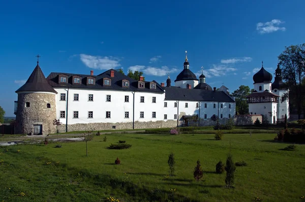 Vista sul vecchio monastero nella giornata di sole — Foto Stock