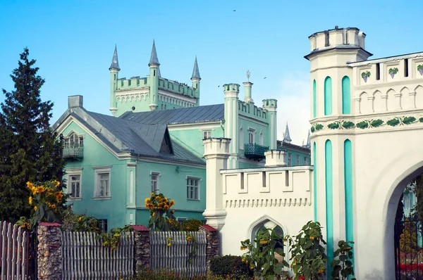 Schöner alter Palast vor blauem Himmel. — Stockfoto